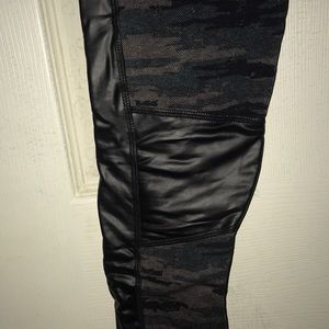 ✨NEVER WORN camo print leggings✨